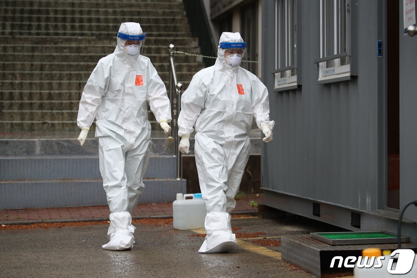 본문 이미지 - 12일 오후 대구 중구 계명대학교 대구동산병원에서 신종 코로나바이러스 감염증(코로나19) 확진자를 돌보는 간호사들이 근무를 마치고 보호구 탈의실로 향하고 있다. 2021.4.12 /뉴스1 ⓒ News1 공정식 기자