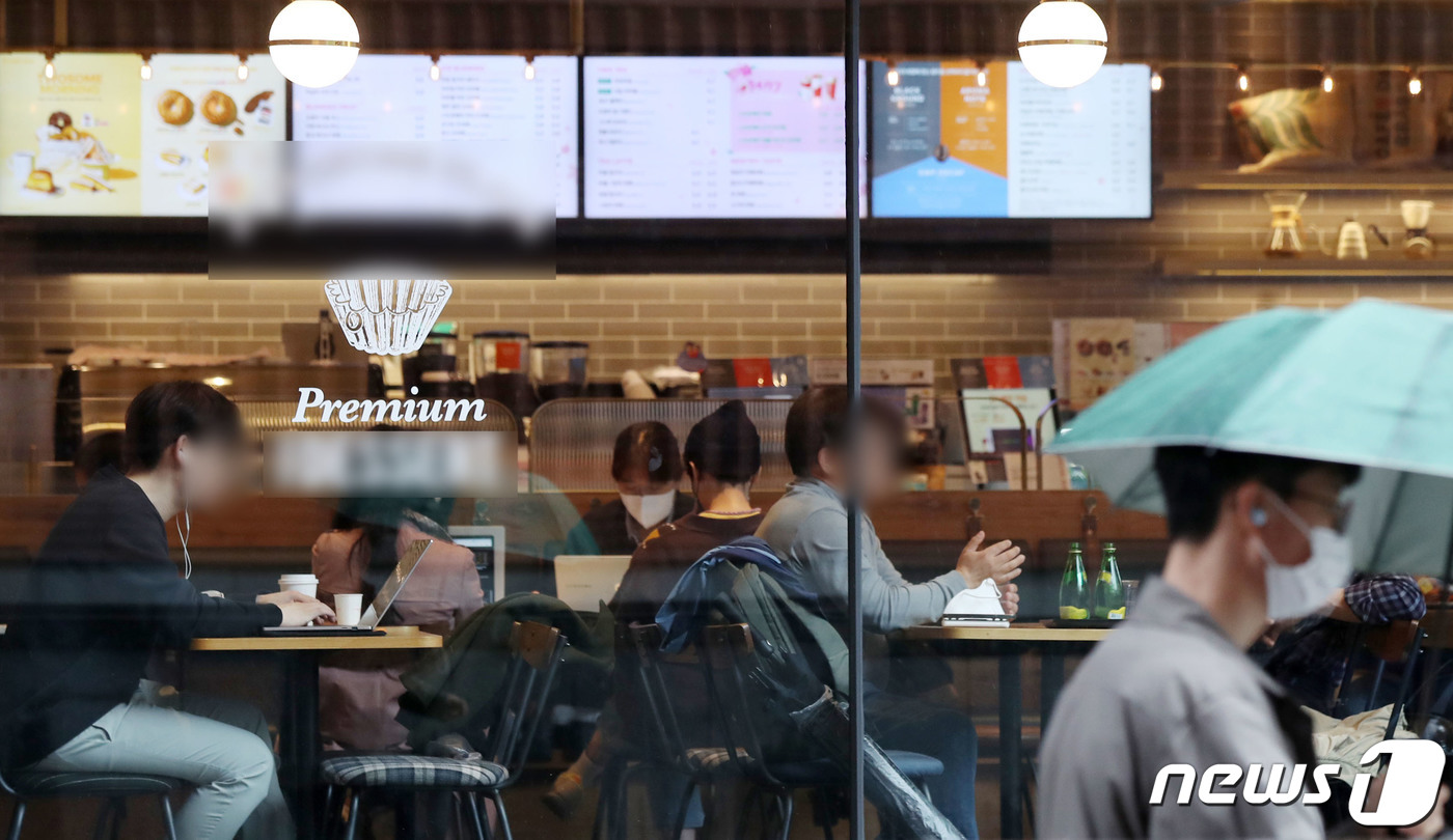 (서울=뉴스1) 민경석 기자 = 실내 마스크 착용 의무화 첫날을 맞은 12일 오후 서울 지하철 2호선 강남역 인근 카페에서 일부 시민들이 마스크를 벗고 대화를 나누고 있다. 정부 …