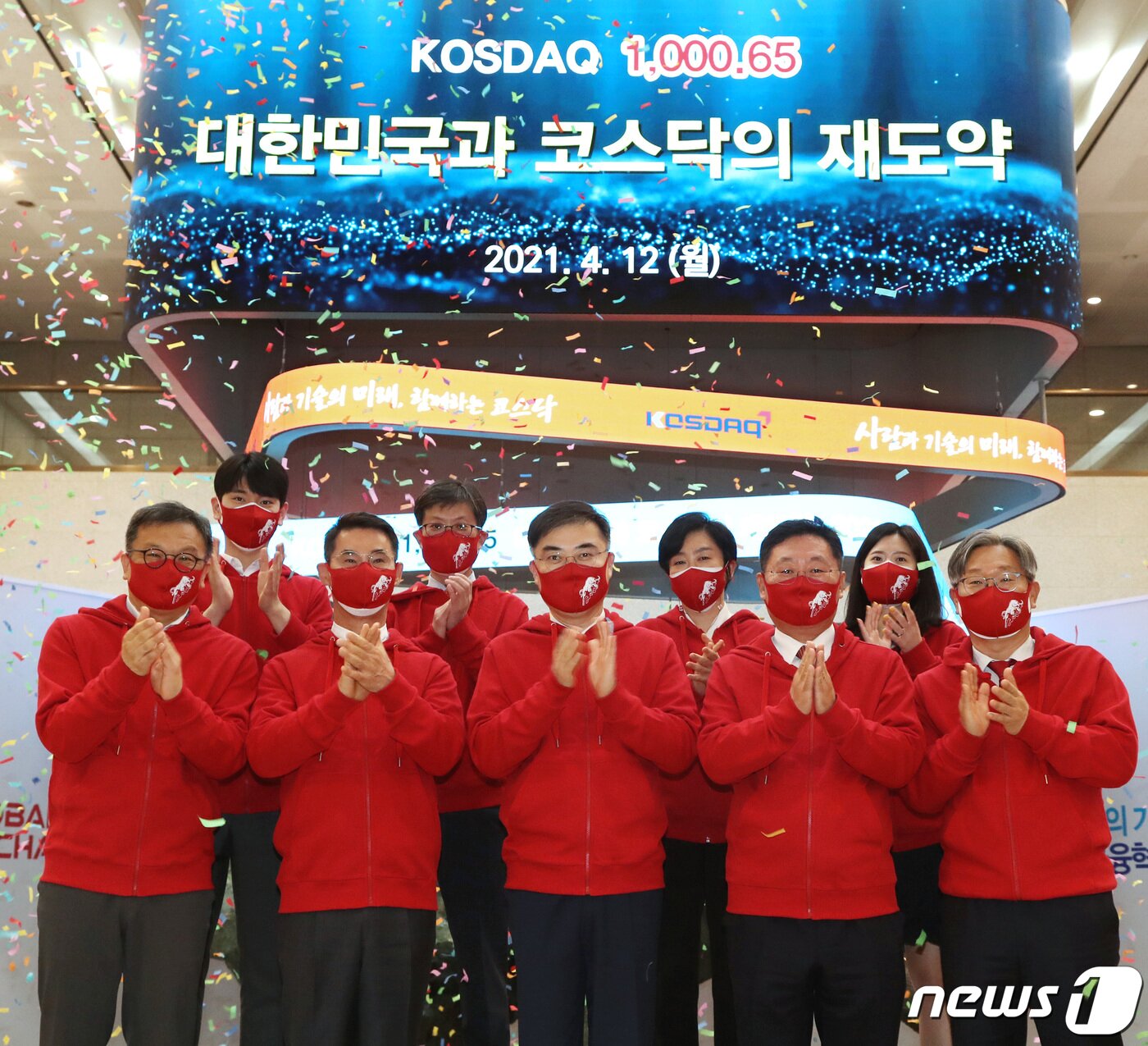 본문 이미지 - 지난 4월12일 오후 서울 영등포구 한국거래소 사옥에서 김학균 한국거래소 코스닥시장위원회 위원장, 손병두 한국거래소 이사장 등이 코스닥지수 1000 돌파 기념촬영을 하고 있다.(한국거래소 제공) 2021.4.12/뉴스1