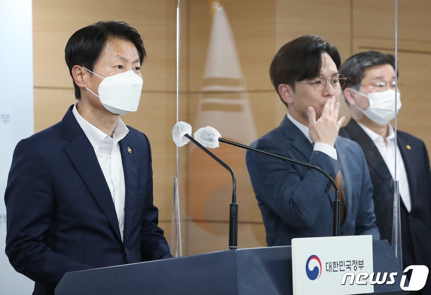 본문 이미지 - 김강립 식품의약품안전처장이 12일 오후 서울 종로구 세종대로 정부서울청사에서 코로나19 대응 특별방역점검회의 비대면 브리핑을 하고 있다. 2021.4.12/뉴스1 ⓒ News1 박정호 기자