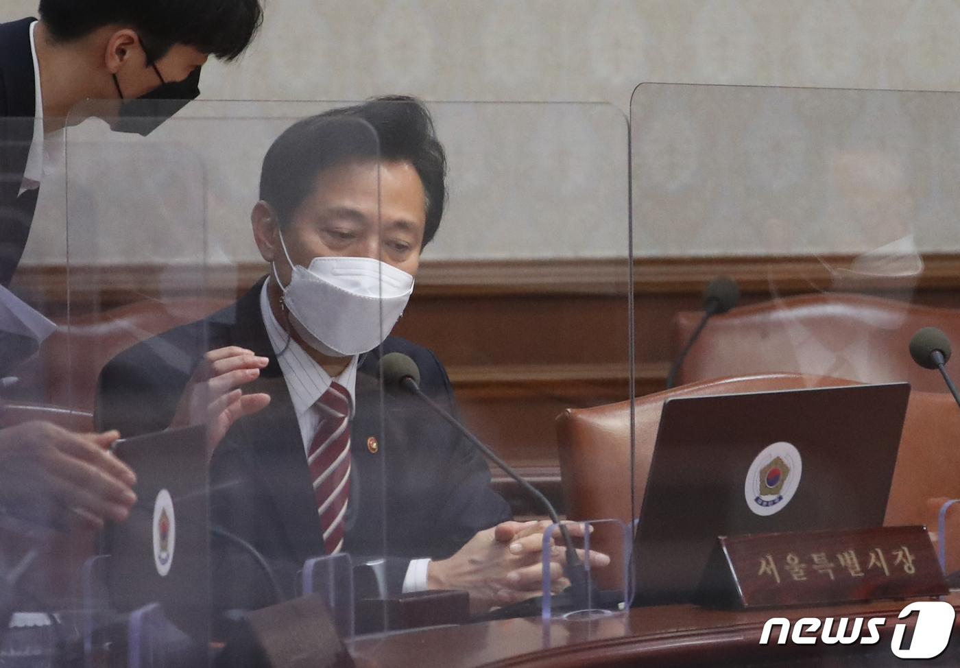 (서울=뉴스1) 송원영 기자 = 오세훈 서울시장이 13일 서울 종로구 정부서울청사에서 열린 국무회의에 참석, 관계자와 대화하고 있다. 2021.4.13/뉴스1