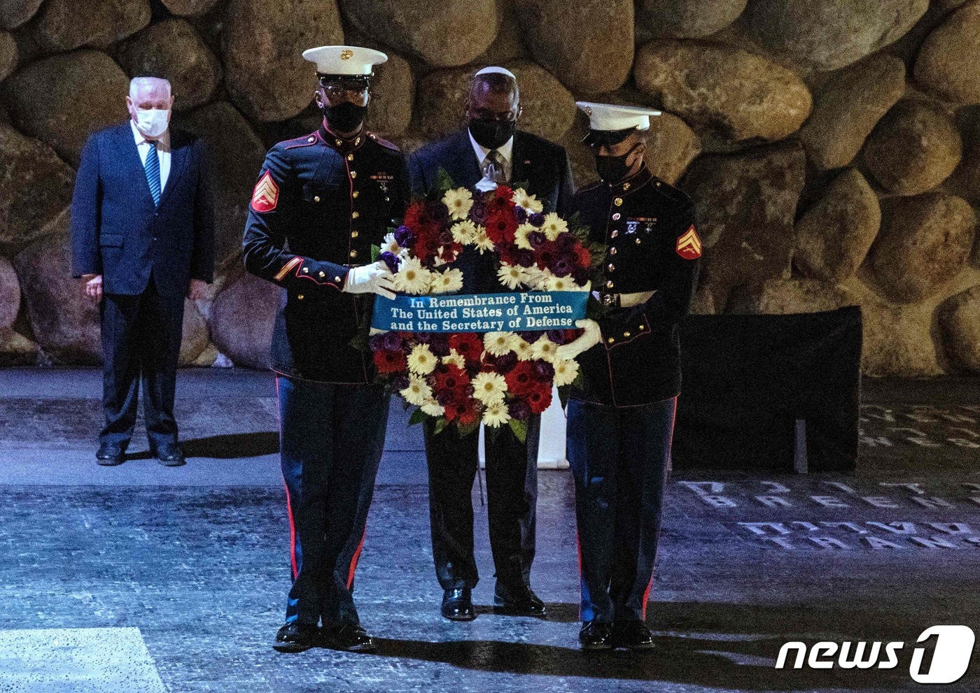 (예루살렘 AFP=뉴스1) 우동명 기자 = 로이드 오스틴 미국 국방장관이 12일(현지시각) 예루살렘에 있는 야드 바셈 홀로코스트 기념관 내 기억의 전당에서 헌화를 하고 있다.ⓒ A …