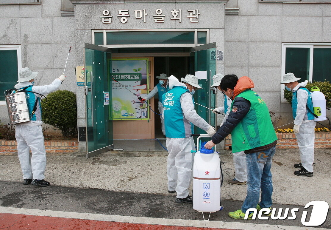 본문 이미지 - GS칼텍스 직원들이 전남 여수에서 신종 코로나바이러스 감염증 예방을 위한 방역활동을 실시하고 있다. ⓒ 뉴스1