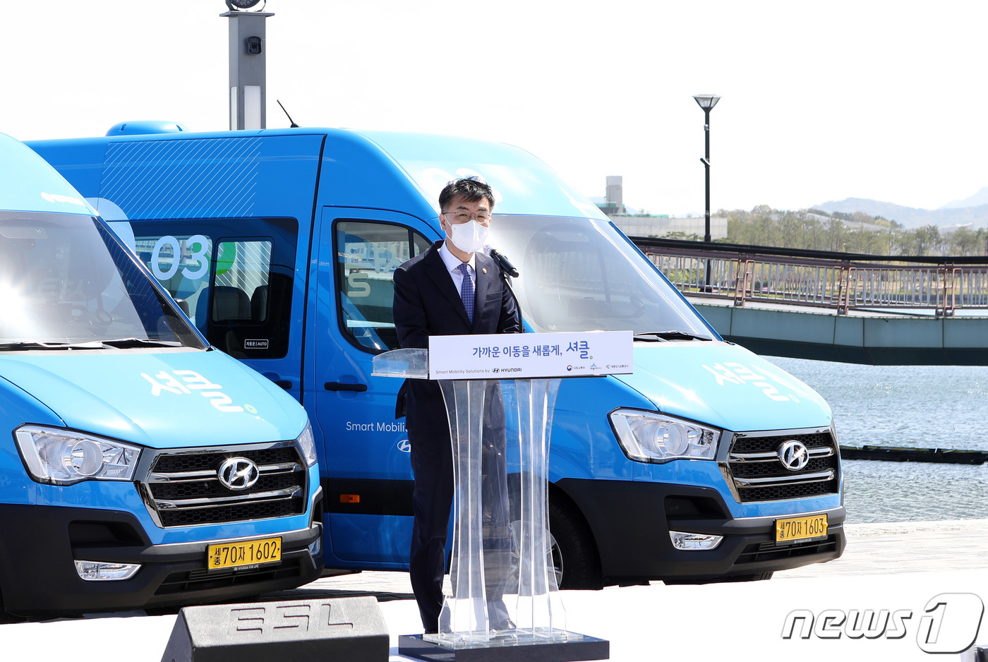 (서울=뉴스1) = 윤성원 국토교통부 1차관이 13일 세종호수공원에서 열린 인공지능(AI)으로 최적의 경로를 찾아 운행하는 수요응답형 버스 '셔클' 도입 기념행사에서 인사말을 하고 …