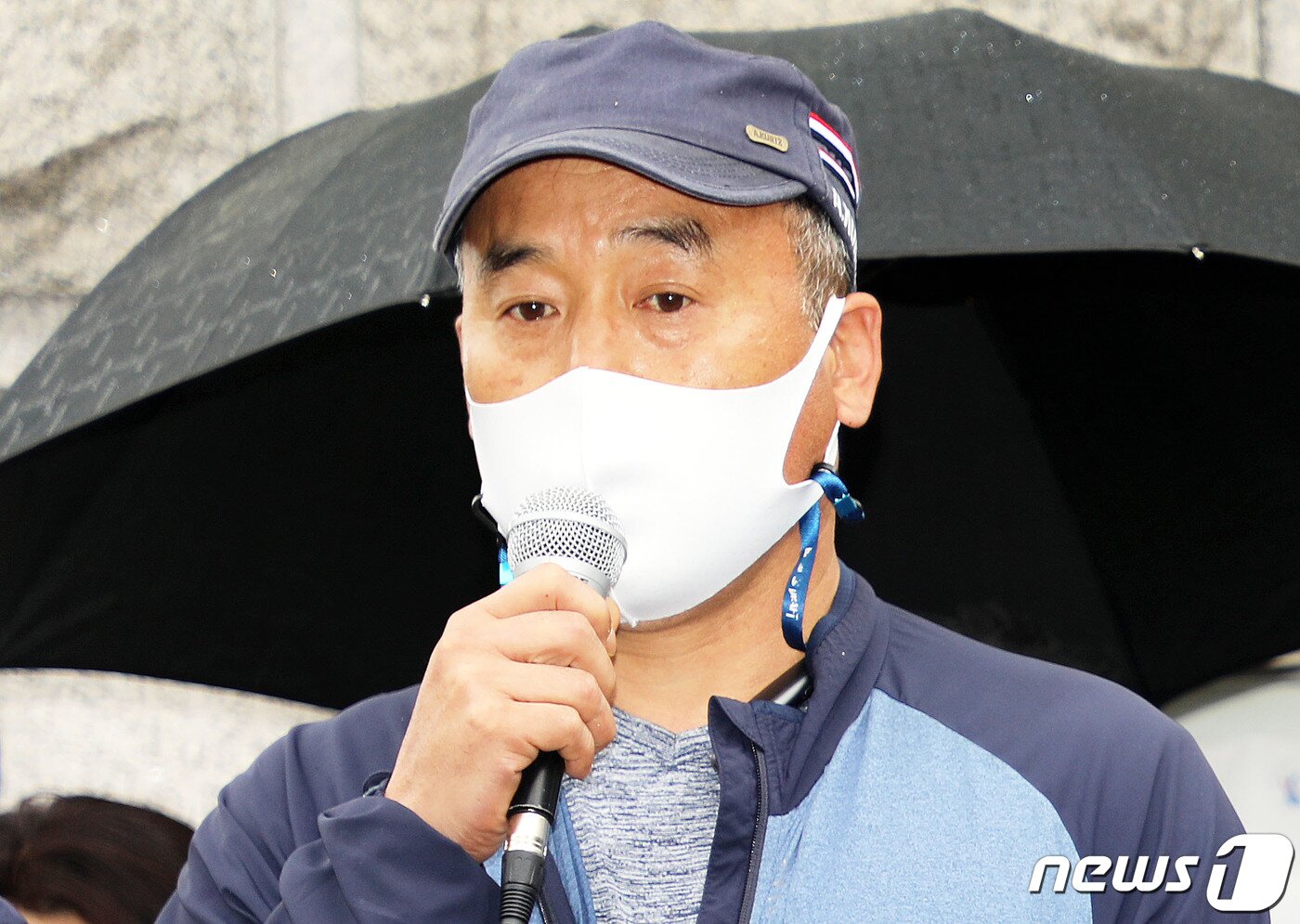 본문 이미지 - 세월호 참사 7주기를 사흘 앞둔 13일 오전 제주지방법원 앞에서 제주 세월호 생존자 윤길옥씨(56)가 국가배상청구 소송 제기에 따른 입장을 밝히고 있다.2021.4.13 ⓒ 뉴스1