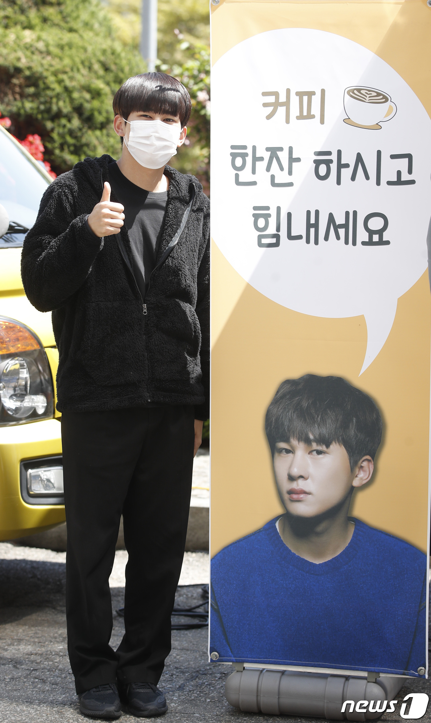 (서울=뉴스1) 권현진 기자 = 배우 한기윤이 5일 오후 서울 여의도 KBS 별관에서 진행된 ‘미스 몬테크리스토’ 녹화 중간 휴식시간을 틈타 김새론이 보내 준 커피 응원차 앞에서 …