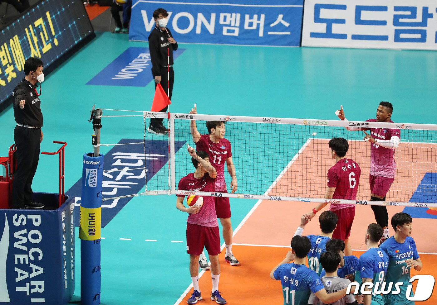 본문 이미지 - 14일 오후 서울 중구 장충체육관에서 열린 프로배구 남자부 '2020-2021 도드람 V-리그' 챔피언결정전 3차전 우리카드와 대한항공의 경기에서 대한항공 선수들이 우리카드의 네트 안테나 터치에 대해 심판에 항의하고 있다. 2021.4.14/뉴스1 ⓒ News1 박정호 기자