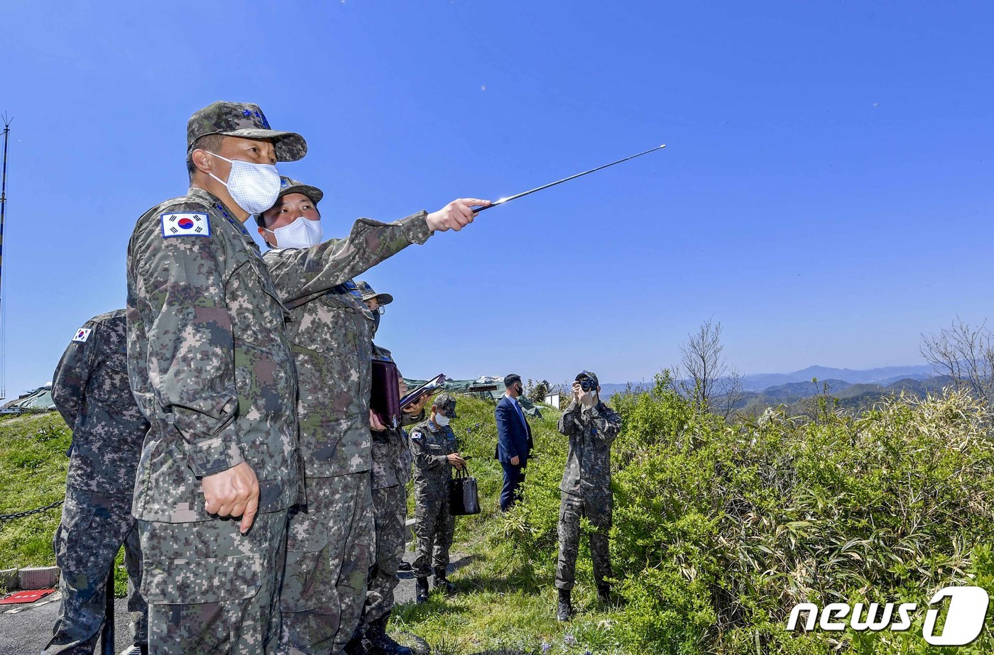 (서울=뉴스1) = 이성용 공군참모총장이 14일 공군 방공유도탄사령부 예하 제8362부대와 제6855부대를 방문해 작전현장을 점검하며 임무수행 현황을 보고받고 있다. (공군 제공) …