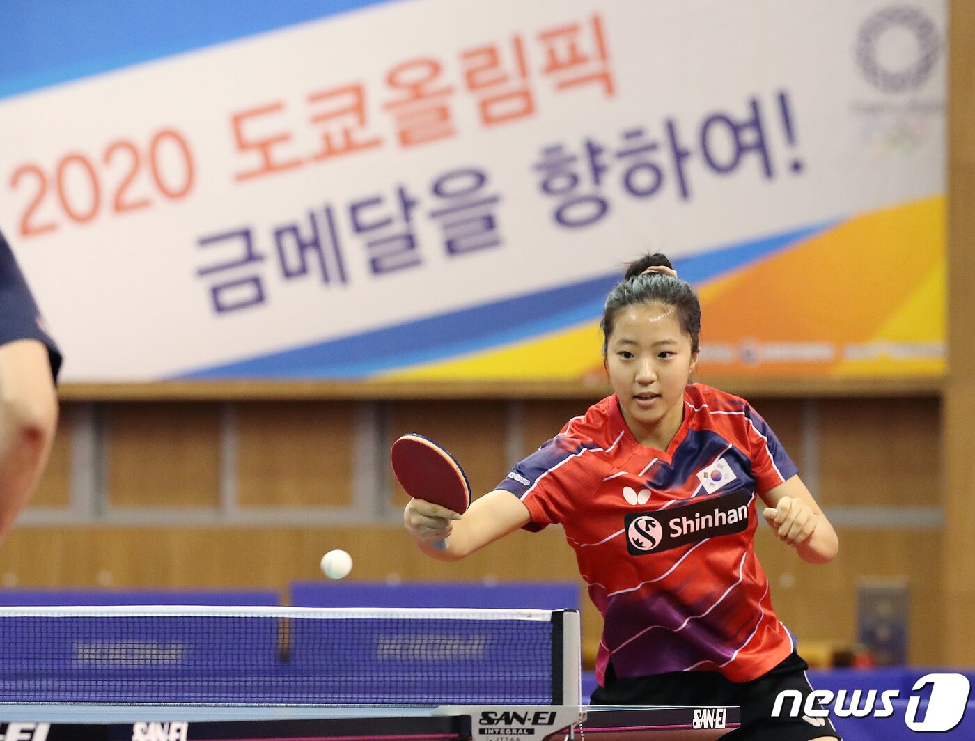 본문 이미지 - 탁구 국가대표 신유빈이 14일 오후 충북 진천군 광혜원면 진천선수촌에서 열린 ‘2020 도쿄올림픽대회 D-100 미디어데이’에서 훈련을 하고 있다. 2021.4.14/뉴스1 ⓒ News1 김진환 기자