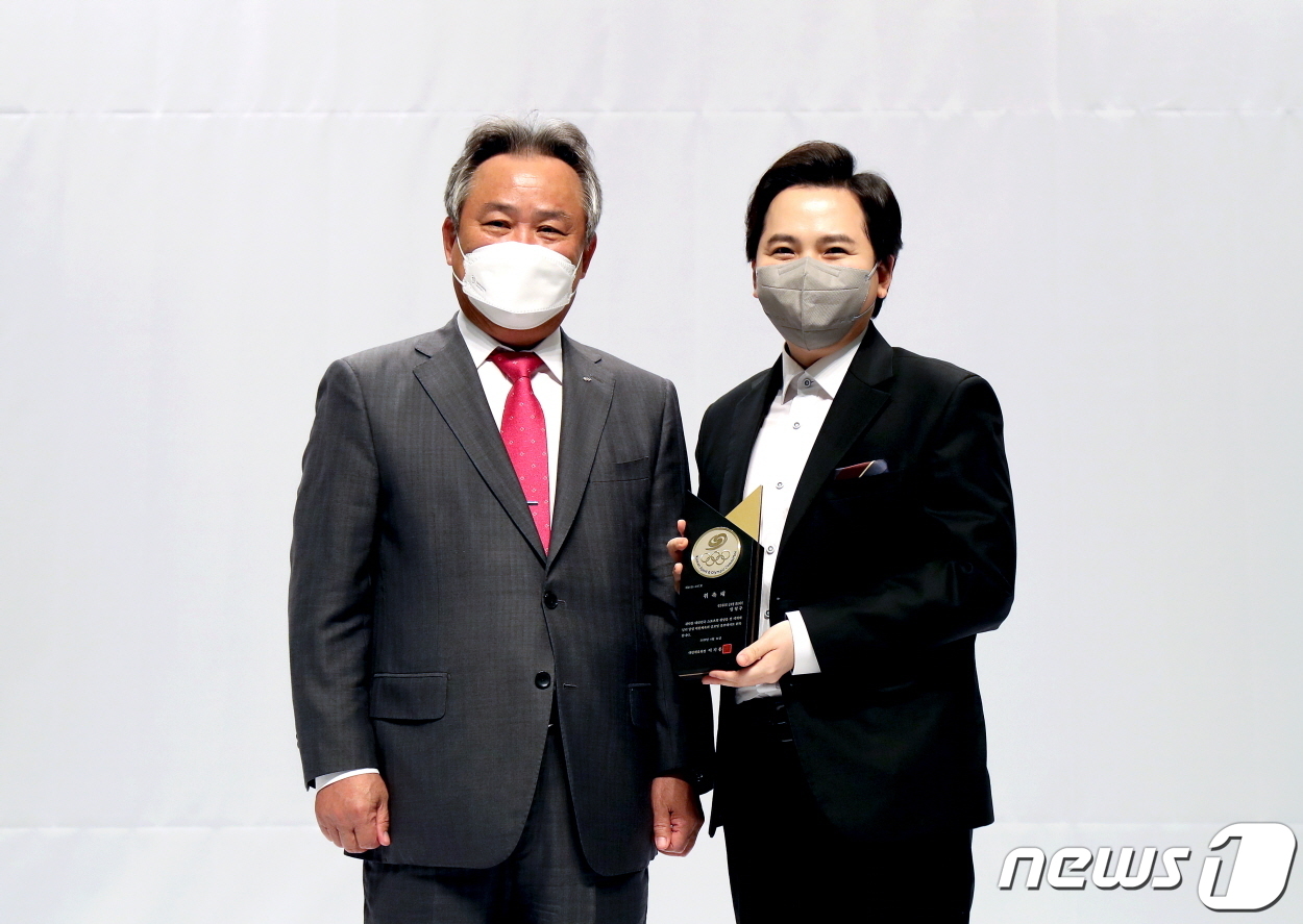 (서울=뉴스1) = 이기흥 대한체육회 회장이 14일 충북 진천 국가대표선수촌에서 열린 ‘도쿄올림픽 G-100 선수단 응원’ 행사에서 팝페라테너 임형주를 홍보대사로 위촉한 후 기념촬 …