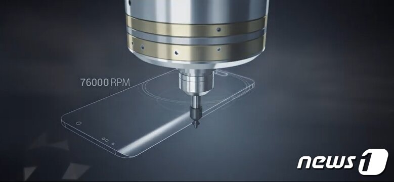 본문 이미지 - 알피에스 에어 베어링스핀들이 스마트폰 테두리를 가공하는 모습 (그래픽 모형) ⓒ 뉴스1