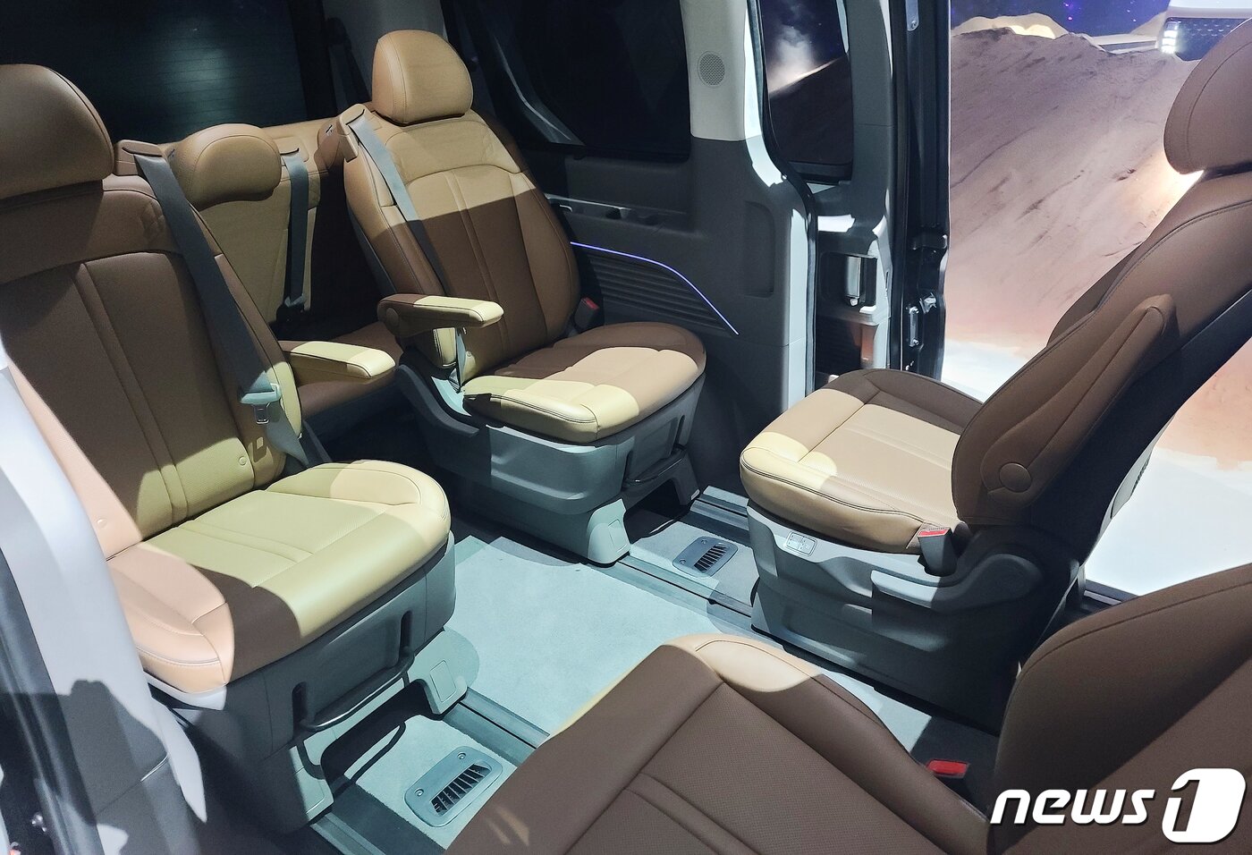 본문 이미지 - 스타리아는 이동수단의 다양한 공간 활용성에 대한 고객들의 요구를 적극 반영해 '스마트 모빌리티 솔루션'을 제공한다는 현대차의 방향성을 충실히 구현한 모델이다. 고급 모델 '스타리아 라운지'(7인승, 9인승)와 일반 모델 '스타리아'(11인승)로 구성했다. 2021.4.16/뉴스1 ⓒ News1 이균진 기자