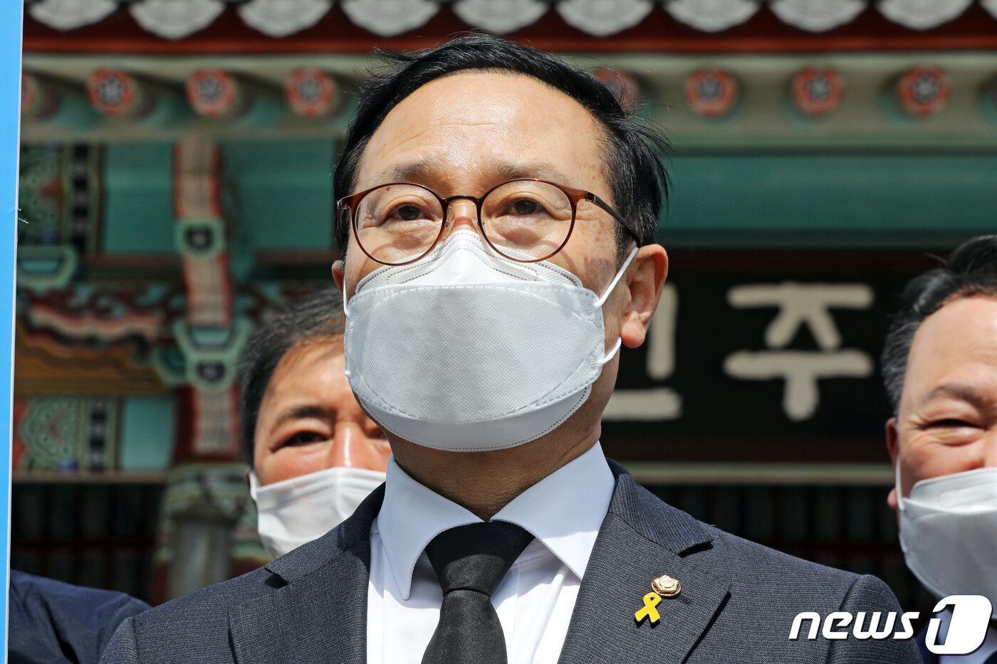 본문 이미지 - 더불어민주당 당대표 경선에 나선 홍영표 의원이 15일 오전 광주 북구 국립5·18민주묘지에서 참배를 마친 뒤 정견을 밝히고 있다. 2021.4.15/뉴스1 ⓒ News1 황희규 기자