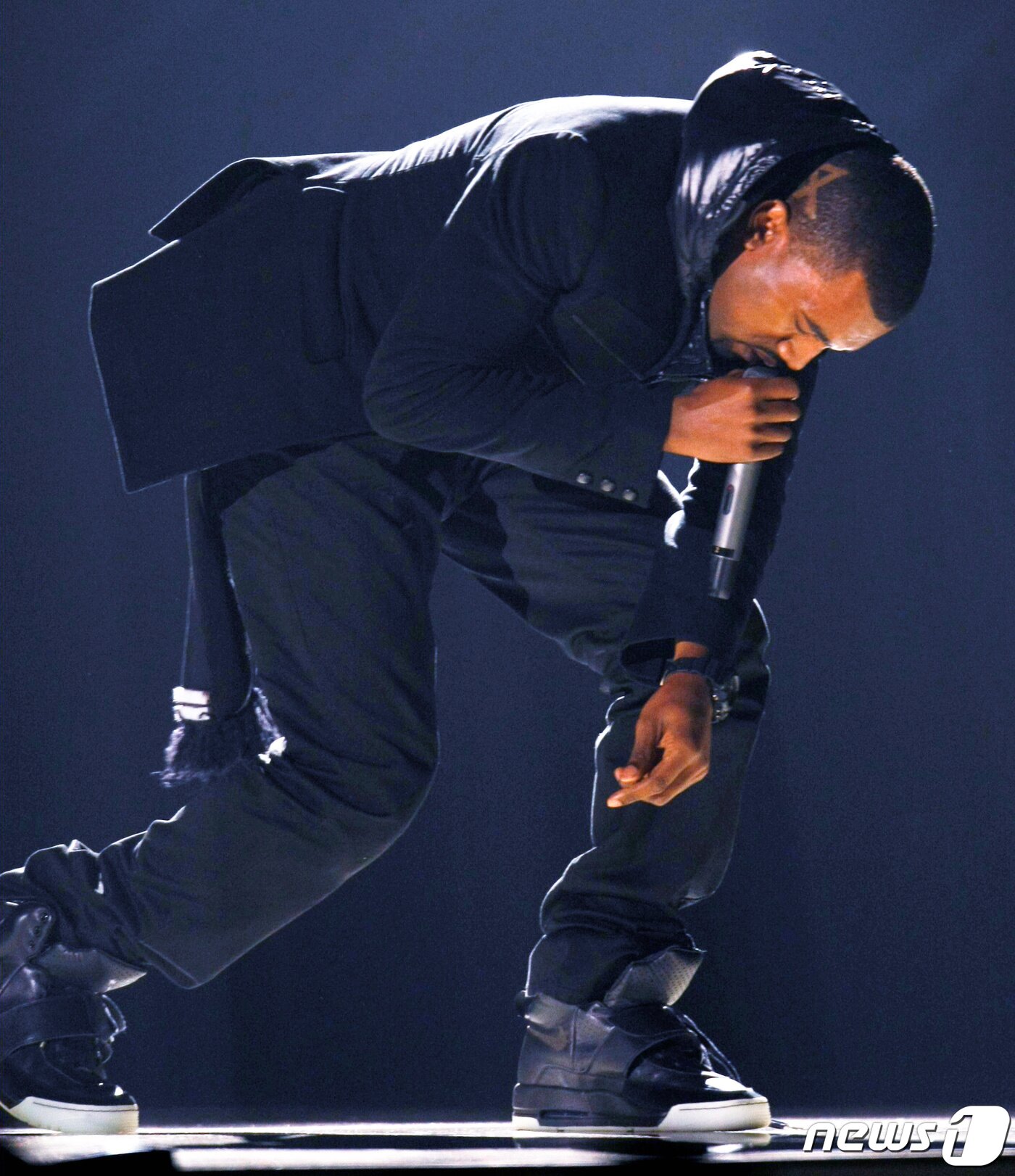 본문 이미지 - 2008년 2월10일 미국 로스앤젤레스(LA)에서 개최된 제50회 그래미 어워드에서 공연하는 카니예 웨스트. ⓒ 로이터=뉴스1 ⓒ News1 원태성 기자