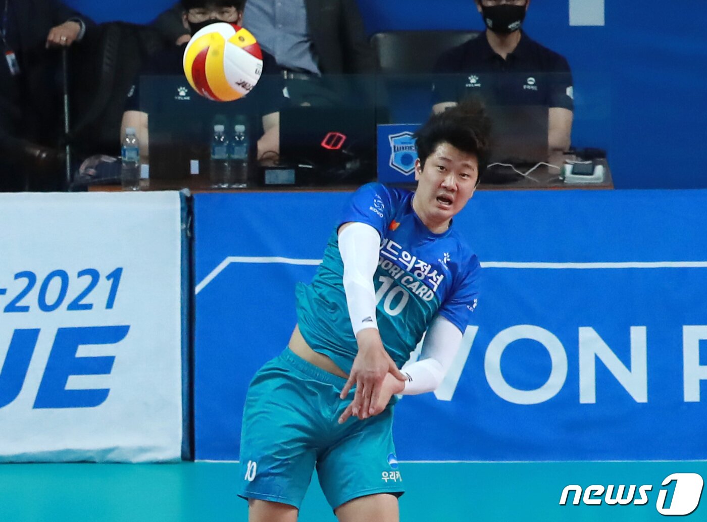 본문 이미지 - 15일 오후 서울 중구 장충체육관에서 열린 프로배구 남자부 '2020-2021 도드람 V-리그' 챔피언결정전 4차전 우리카드와 대한항공의 경기에서 우리카드 나경복이 서브공격을 시도하고 있다. 2021.4.15/뉴스1 ⓒ News1 구윤성 기자