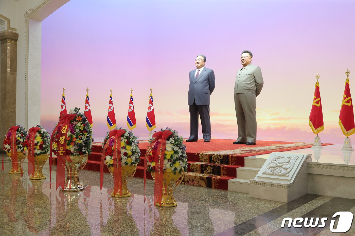 본문 이미지 - (평양 노동신문=뉴스1) = 김정은 노동당 총비서가 태양절(김일성 주석 생일·4월15일)을 맞아 그의 시신이 안치된 금수산태양궁전을 참배했다. 김일성·김정일 입상에 김정은 총비서 명의의 꽃바구니가 진정돼 있다. [국내에서만 사용가능. 재배포 금지. DB 금지. For Use Only in the Republic of Korea. Redistribution Prohibited] rodongphoto@news1.kr