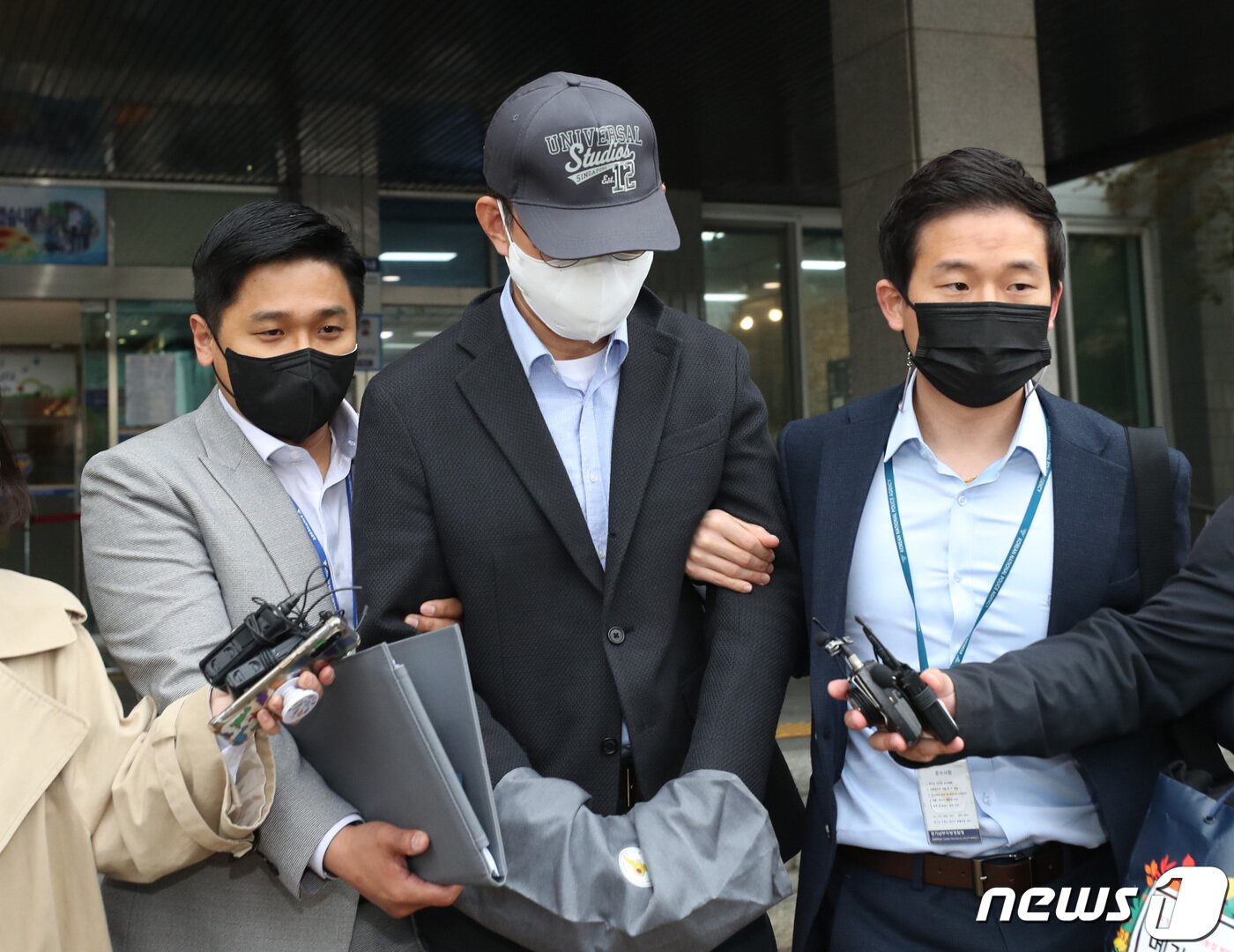 본문 이미지 - 용인 SK반도체클러스터 투기 의혹으로 구속영장이 청구된 경기도청 전 공무원 A씨가 16일 오전 경기도 수원시 영통구 수원남부경찰서 유치장에서 나와 검찰로 송치되고 있다. 2021.4.16/뉴스1 ⓒ News1 김영운 기자