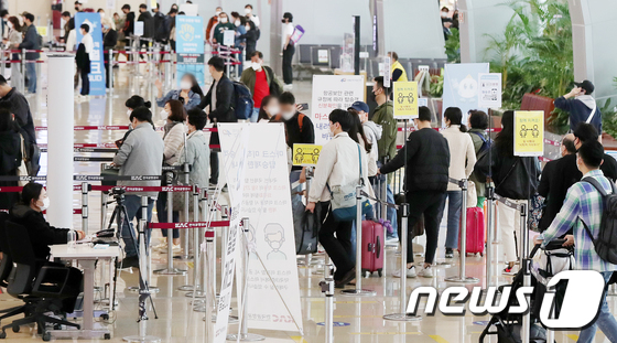 여행객들로 붐비는 김포공항