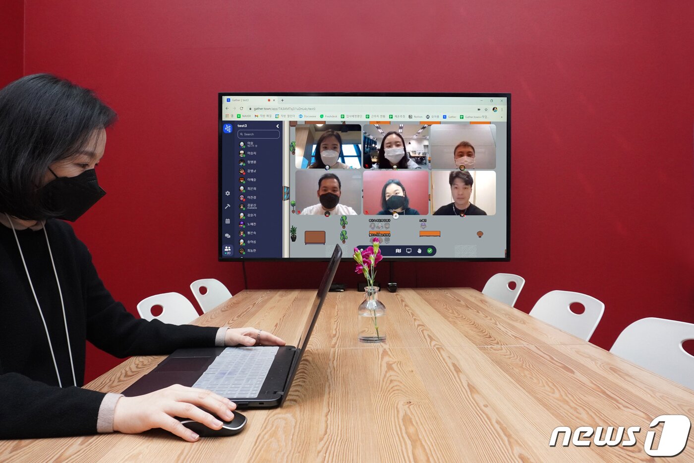 본문 이미지 - 직방 직원들이 '게더타운'을 업무에 활용하는 모습. (직방 제공) ⓒ 뉴스1