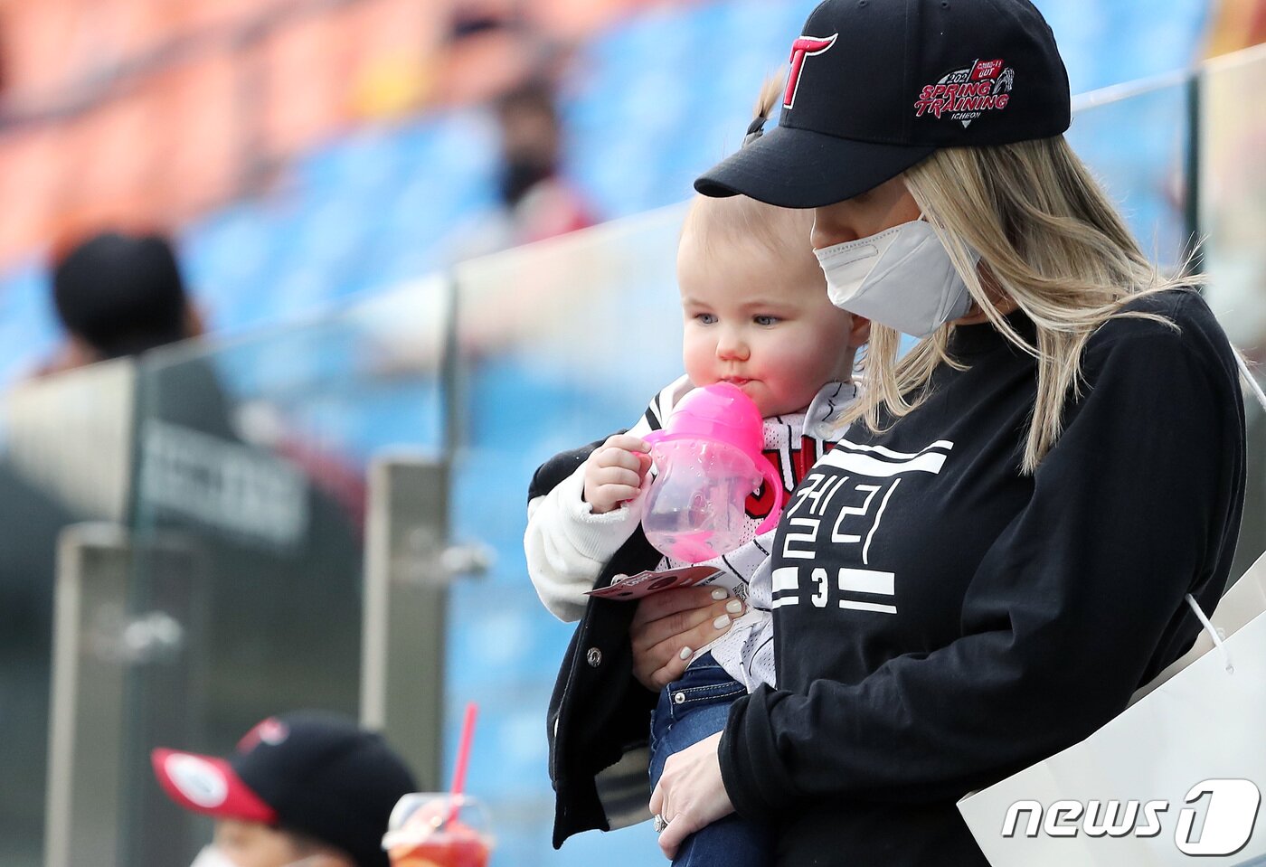 본문 이미지 - 16일 오후 서울 잠실야구장에서 열린 '2021 신한은행 SOL KBO리그' 두산 베어스와 LG트윈스의 경기, LG 선발투수 켈리의 아내와 딸이 관람하고 있다. 2021.4.16/뉴스1 ⓒ News1 이동해 기자