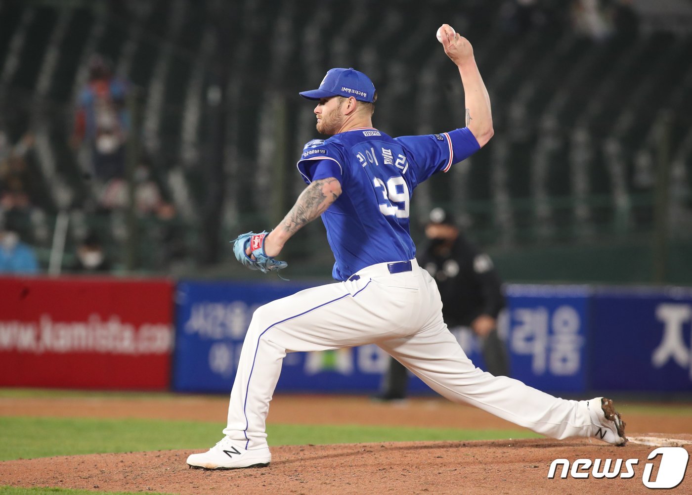 본문 이미지 - 16일 오후 부산 사직야구장에서 열린 '2021 프로야구 신한은행 SOL KBO리그' 롯데 자이언츠와 삼성 라이온즈 경기에서 선발투수 삼성 라이블리가 역투하고 있다. 2021.4.16/뉴스1 ⓒ News1 여주연 기자