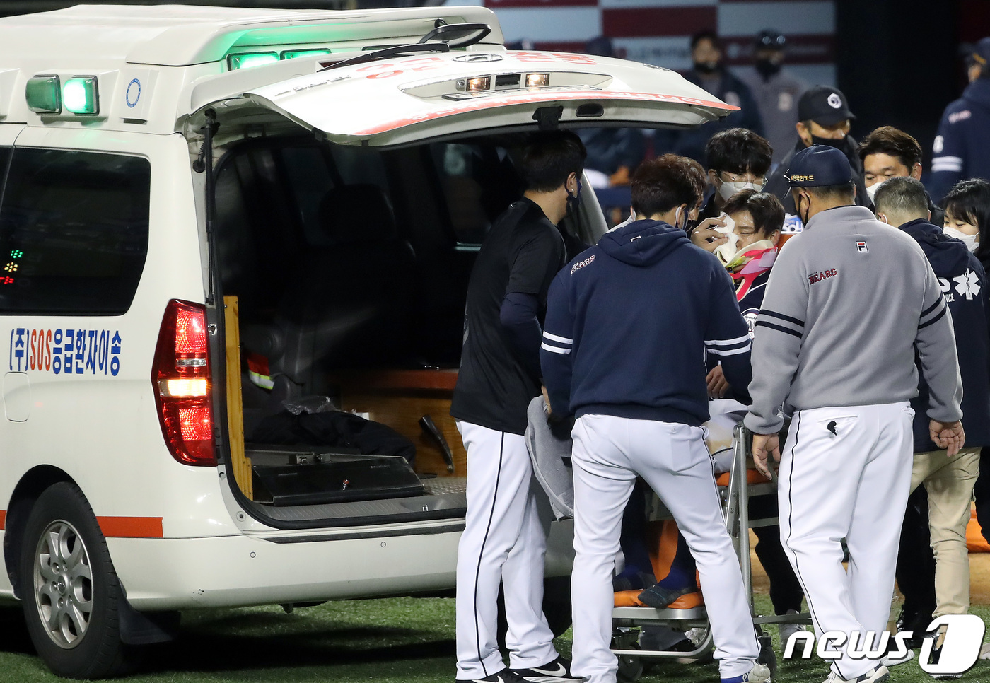 (서울=뉴스1) 이동해 기자 = 16일 오후 서울 잠실야구장에서 열린 '2021 신한은행 SOL KBO리그' 두산 베어스와 LG트윈스의 경기, 8회초 1사 주자없는 상황 두산 박세 …