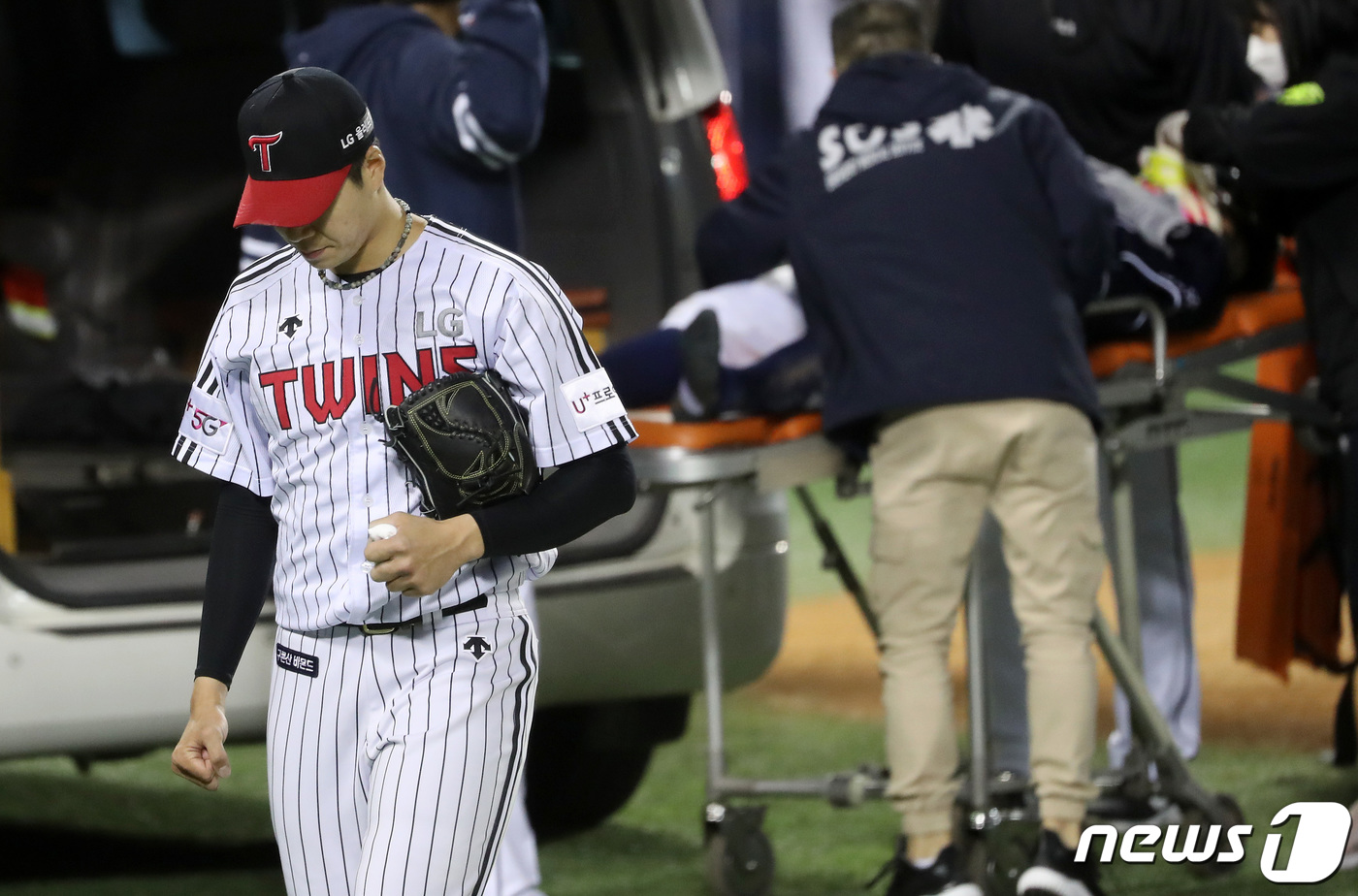 (서울=뉴스1) 이동해 기자 = 16일 오후 서울 잠실야구장에서 열린 '2021 신한은행 SOL KBO리그' 두산 베어스와 LG트윈스의 경기, 8회초 1사 주자없는 상황 두산 박세 …