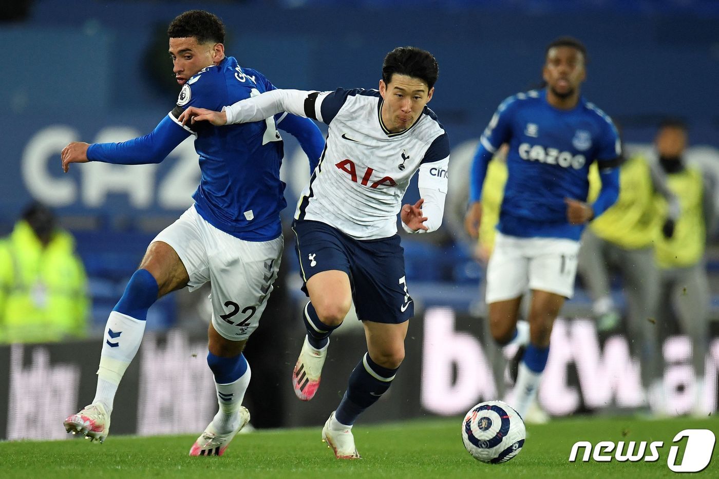 본문 이미지 - 손흥민이 16일(현지시간) 리버풀의 구디슨 파크에서 열린 EPL 에버턴과의 경기서 상대 선수 벤 고드프리를 따돌리고 있다. ⓒ AFP=뉴스1 