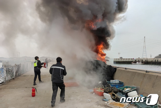 영흥파출소 근무자들, 통발 부근에서 발생한 화재 진압
