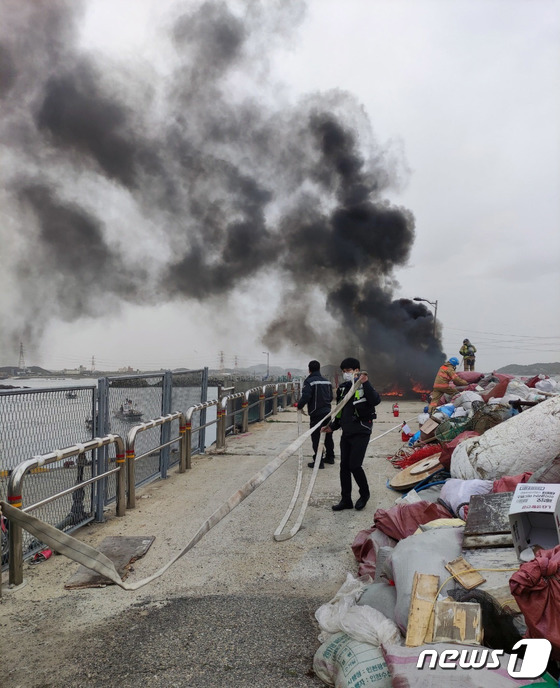 통발 화재 진압하는 인천해경 영흥파출소 근무자들