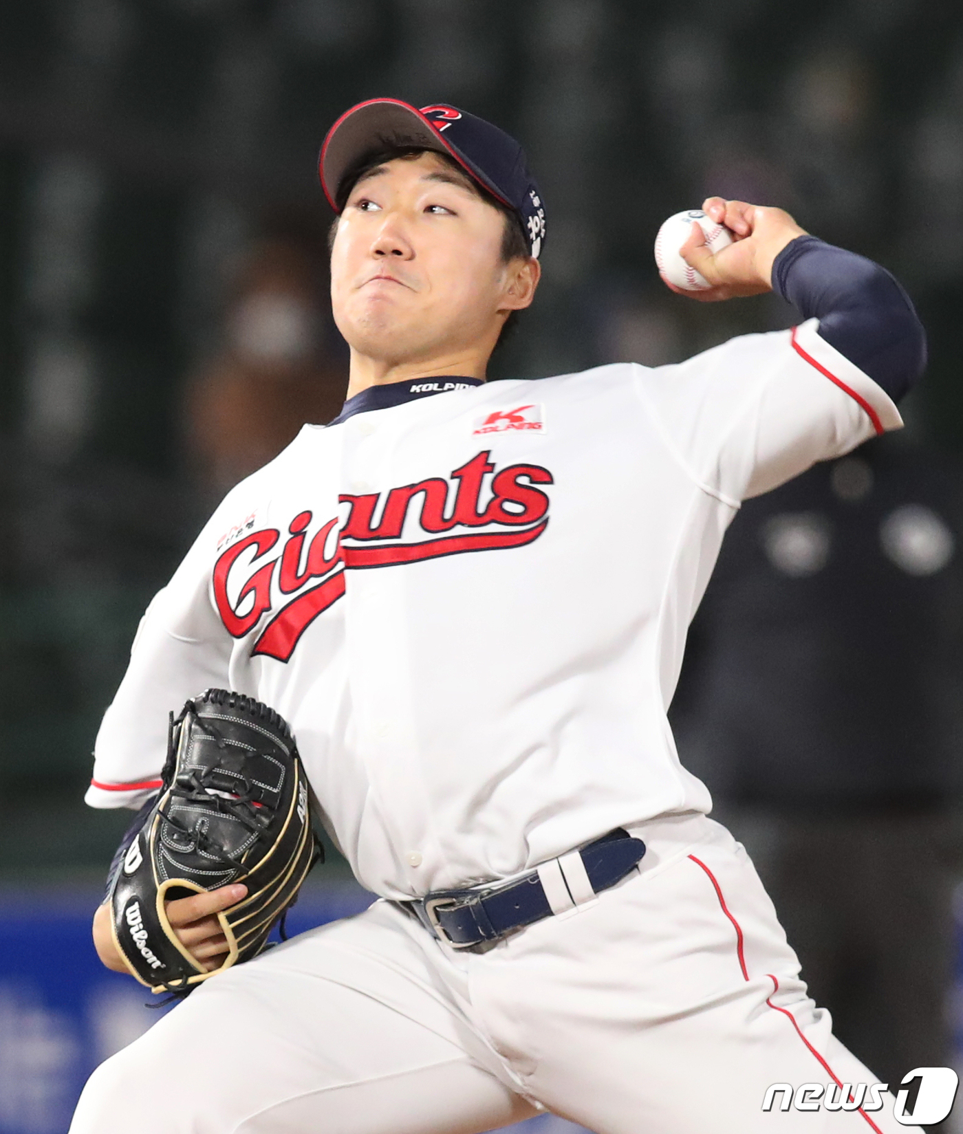 (부산=뉴스1) 여주연 기자 = 17일 오후 부산 사직야구장에서 열린 '2021 프로야구 신한은행 SOL KBO리그' 롯데 자이언츠와 삼성 라이온즈 경기에서 7회초 1사 주자 1루 …