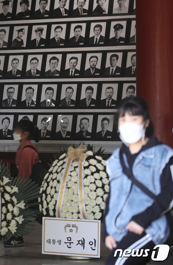 4·19 민주묘지에 놓인 문재인 대통령 근조화환