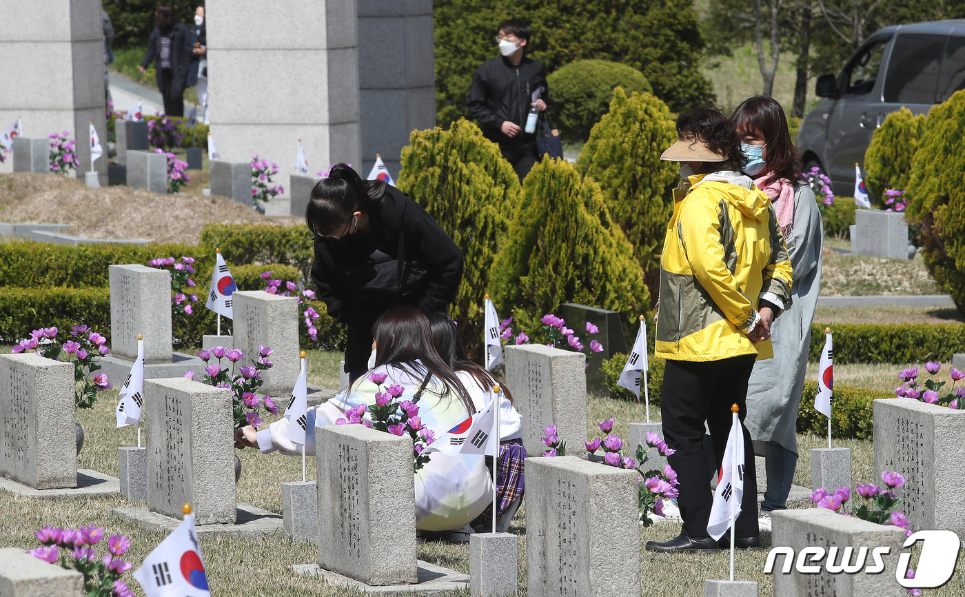 (서울=뉴스1) 임세영 기자 = 4.19혁명 61 주년을 하루 앞둔 18일 오후 서울 강북구 국립 4.19 민주묘지에서 시민들이 희생자 묘역을 참배하고 있다. 2021.4.18/뉴 …