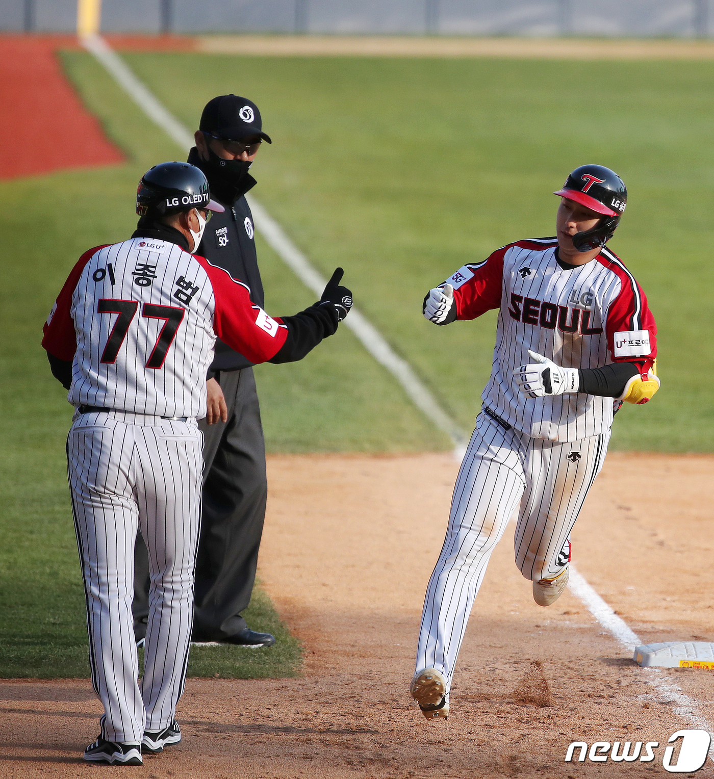 (서울=뉴스1) 김진환 기자 = 18일 서울 잠실야구장에서 열린 ‘2021 신한은행 SOL KBO리그’ LG트윈스와 두산베어스의 경기에서 LG 김주성이 9회말 선두타자로 나와 솔로 …