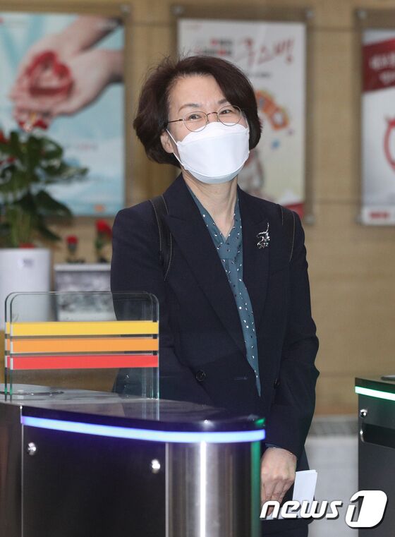 임혜숙 과학기술정보통신부 장관 후보자가 19일 오전 서울 광화문우체국에 마련된 청문회 준비 사무실로 출근하고 있다. 2021.4.19/뉴스1 © News1 신웅수 기자