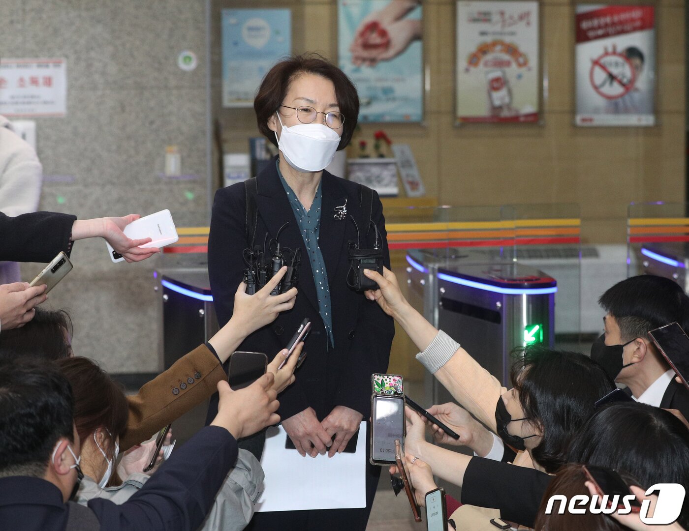 본문 이미지 - 임혜숙 과학기술정보통신부 장관 후보자가 19일 오전 서울 광화문우체국에 마련된 청문회 준비 사무실로 출근하며 취재진의 질의에 답변하고 있다. 2021.4.19/뉴스1 ⓒ News1 신웅수 기자