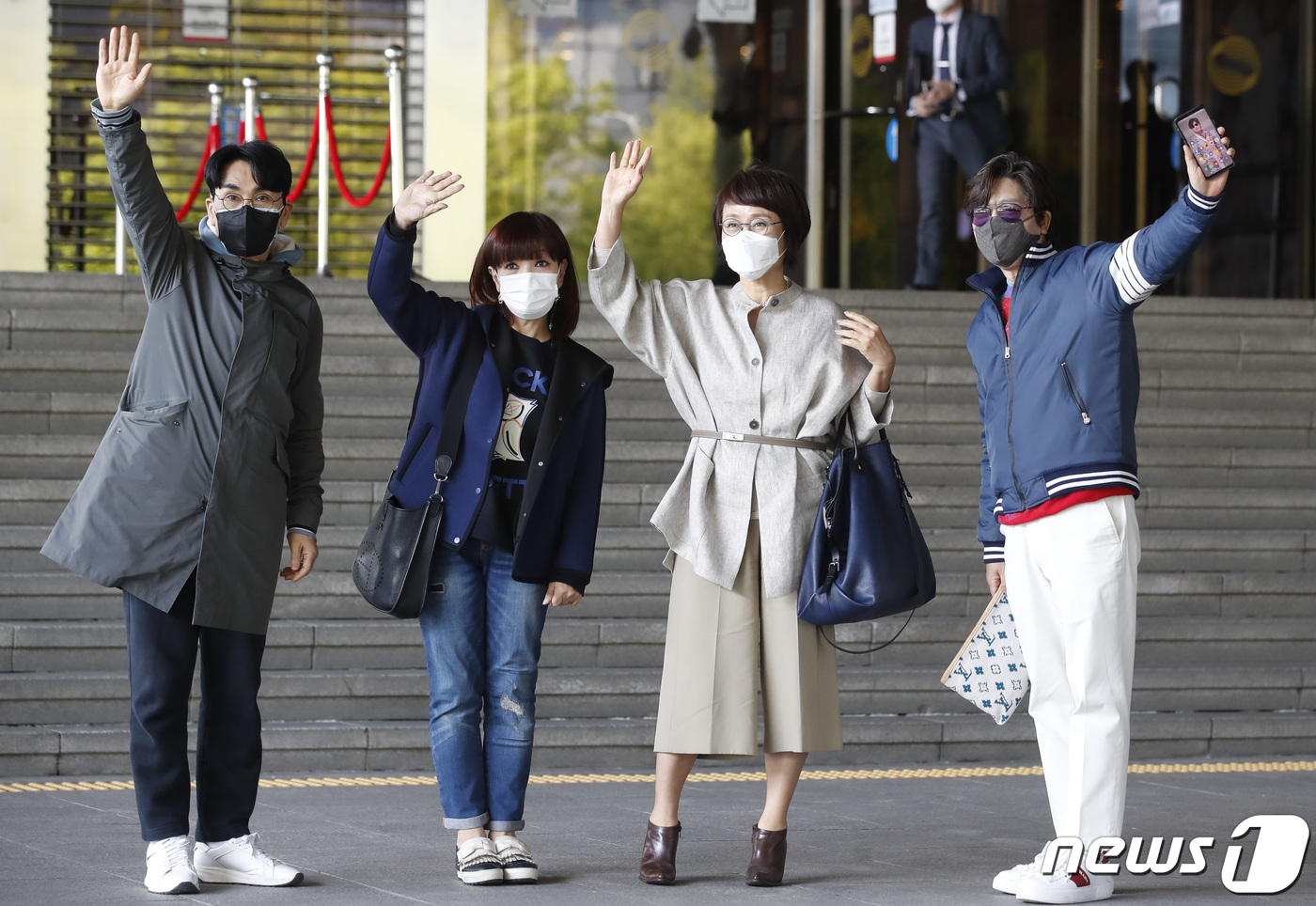 (서울=뉴스1) 권현진 기자 = 가수 조항조(왼쪽부터), 원미연, 남궁옥분, 이치현이 19일 오전 서울 영등포구 여의도 KBS에서 진행된 KBS 1TV '아침마당'을 마치고 포즈를 …