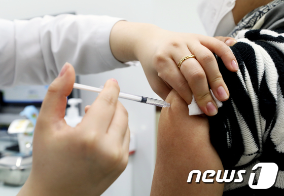 돌봄업계·항공승무원 대상 백신 접종 19일 시작