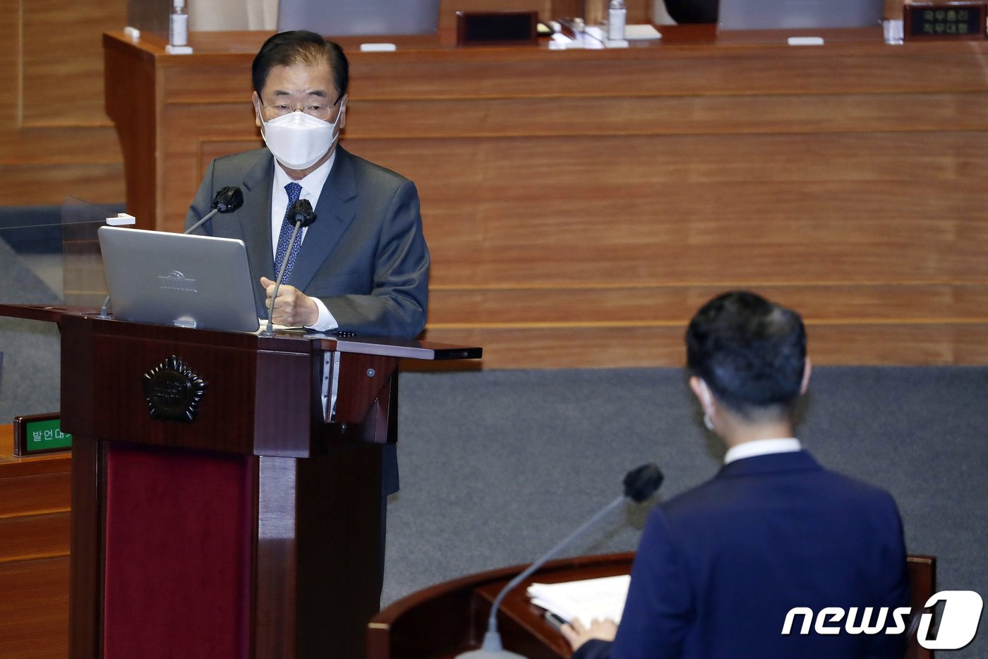 정의용 외교부 장관&#40;왼쪽&#41;이 19일 정치·외교·통일·안보분야 국회 대정부질문에 출석, 김영호 더불어민주당 의원의 질의에 답변하고 있다. 2021.4.19/뉴스1 ⓒ News1 구윤성 기자