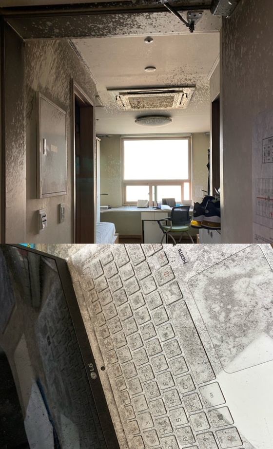1일 발생한 화재로 방 전체가 재로 뒤덮인 한국외대 글로벌캠퍼스 기숙사 8층 805호 모습. (학생 제공) © 뉴스1