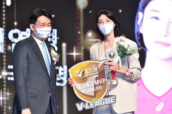 본문 이미지 - 김연경(흥국생명)이 19일 그랜드 하얏트 서울 호텔에서 열린 2020-21 도드람 V리그 시상식에서 조원태 한국배구연맹 총재로부터 정규리그MVP를 수상하고 있다. (한국배구연맹 제공) 2021.4.19/뉴스1