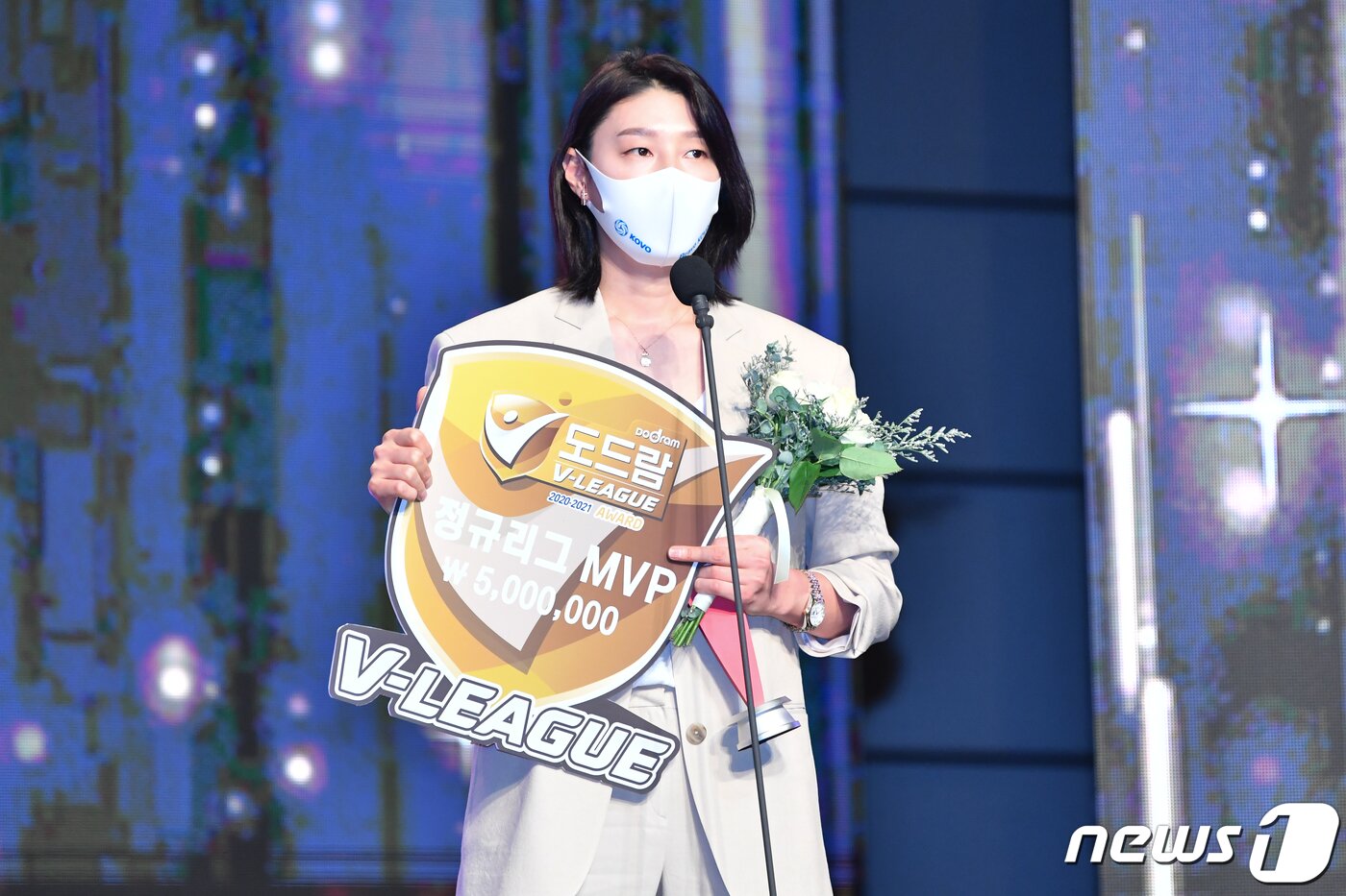 본문 이미지 - 김연경이 19일 그랜드 하얏트 서울 호텔에서 열린 2020-21 도드람 V리그 시상식에서 정규리그MVP 소감을 밝히고 있다. (한국배구연맹 제공) 2021.4.19/뉴스1