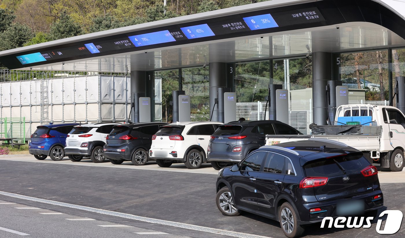 본문 이미지 - 경기도 안성시 원곡면 경부고속도로 안성휴게소 서울 방향에 설치된 초고속 전기차 충전소가 전기차들로 가득 차 있다. ⓒ News1 조태형 기자