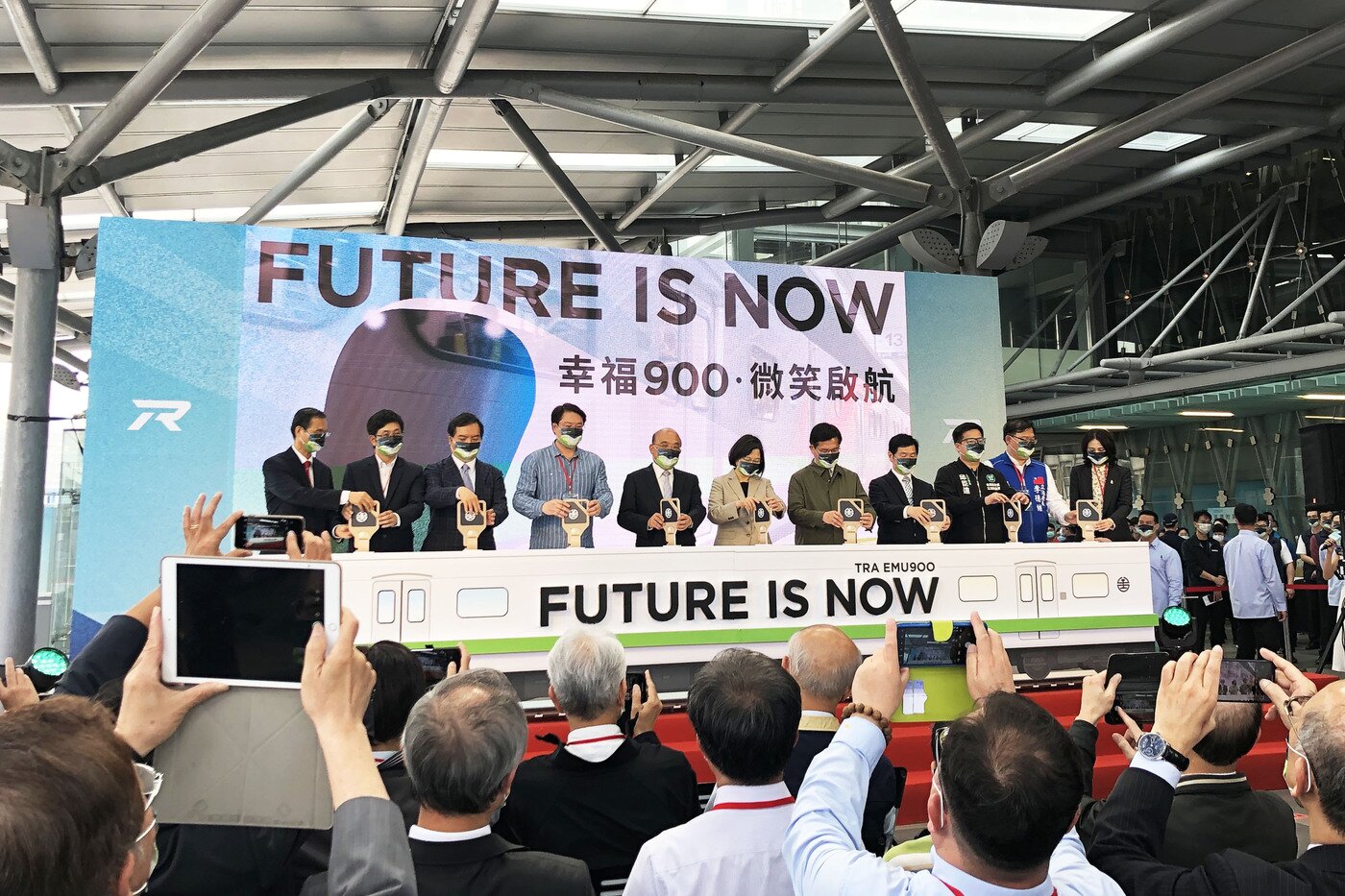 본문 이미지 - 1일&#40;현지시간&#41; 대만 기륭역에서 열린 대만 교외선 신규 전동차 개통 기념 행사에서 차이잉원 대만 총통&#40;왼쪽 여섯 번째&#41;, 쑤전창 행정원장&#40;왼쪽 다섯 번째&#41;, 린자룽 교통부 부장&#40;왼쪽 일곱 번째&#41; 등 관계자들이 차량 출발 기념 열쇠를 돌리고 있다.&#40;현대로템 제공&#41;ⓒ 뉴스1