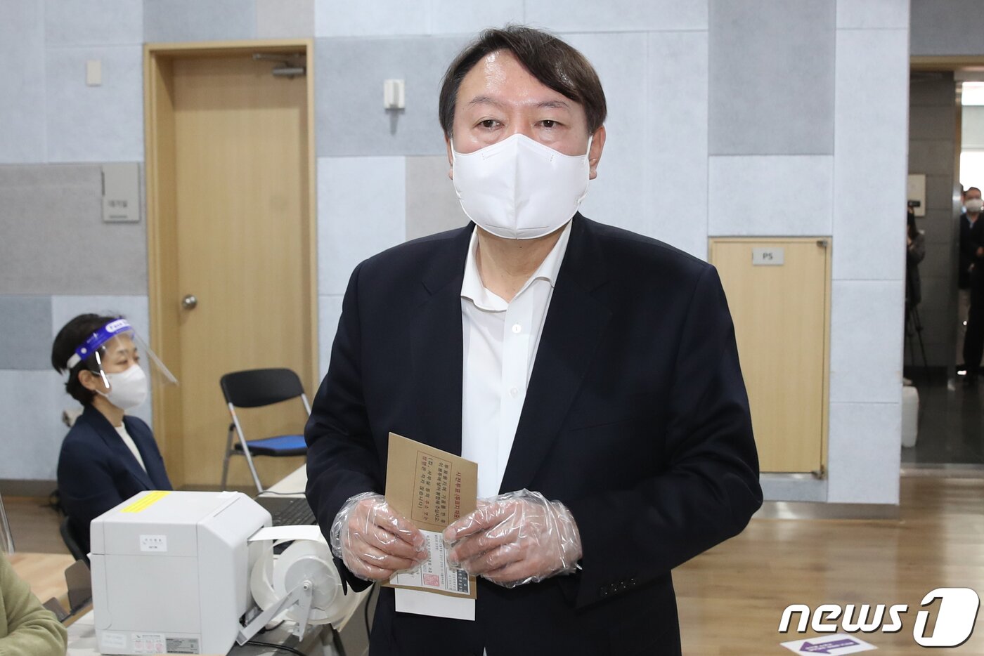 본문 이미지 - 윤석열 전 검찰총장이 2일 오전 서울 서대문구 남가좌1동주민센터에 마련된 사전투표소에서 투표를 하고 있다. 2021.4.2/뉴스1 ⓒ News1 신웅수 기자