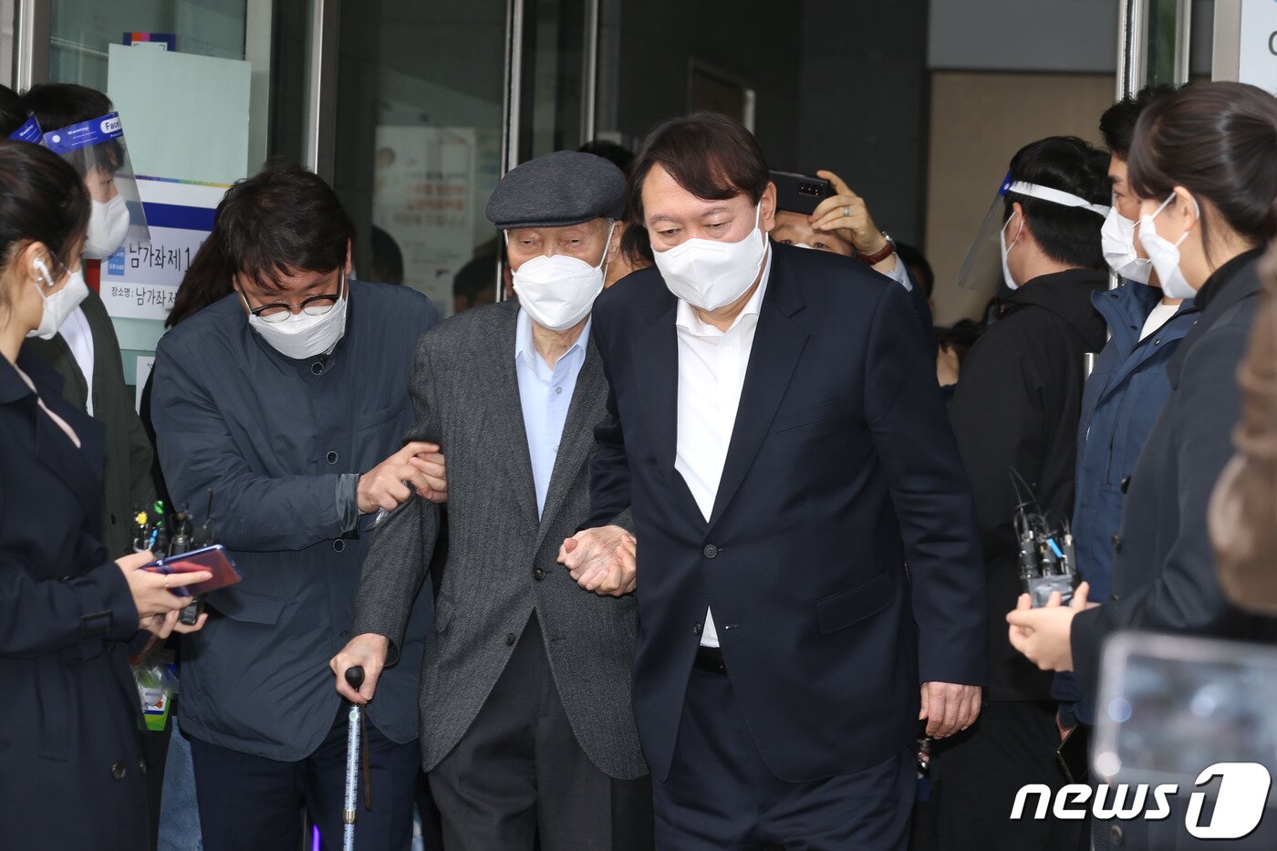 본문 이미지 - 윤석열 당선인이 지난해 4월2일 서울 서대문구 남가좌1동주민센터에 마련된 사전투표소에서 부친 윤기중 연세대 명예교수와 함께 투표를 마친 후 투표장을 나서는 모습 2021.4.2/뉴스1 ⓒ News1 신웅수 기자