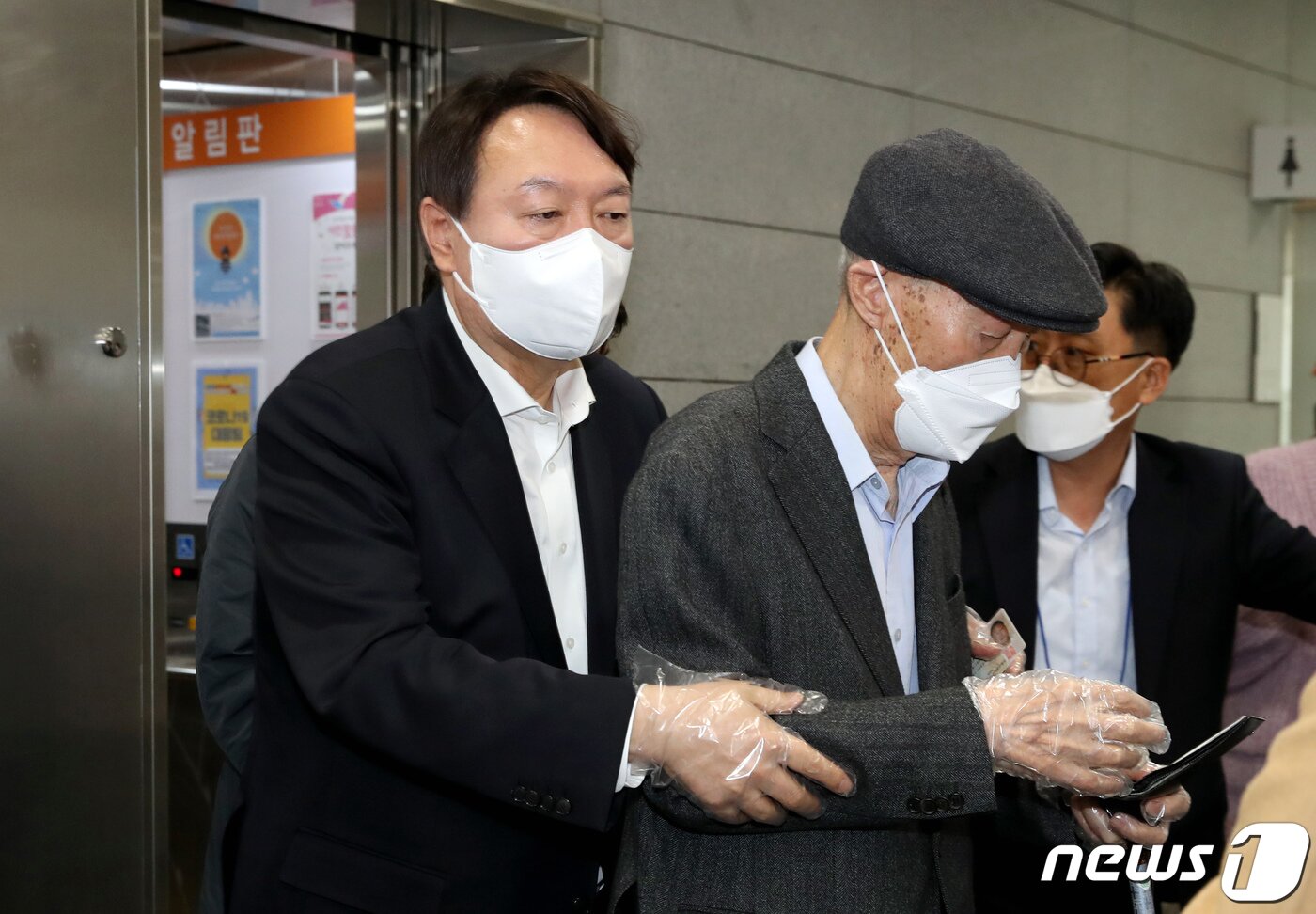 본문 이미지 - 윤석열 전 검찰총장이 4월2일 오전 부친 윤기중 연세대 명예교수와 함께 서울 서대문구 남가좌1동주민센터에 마련된 사전투표소를 방문하고 있다. 2021.4.2/뉴스1 ⓒ News1 신웅수 기자