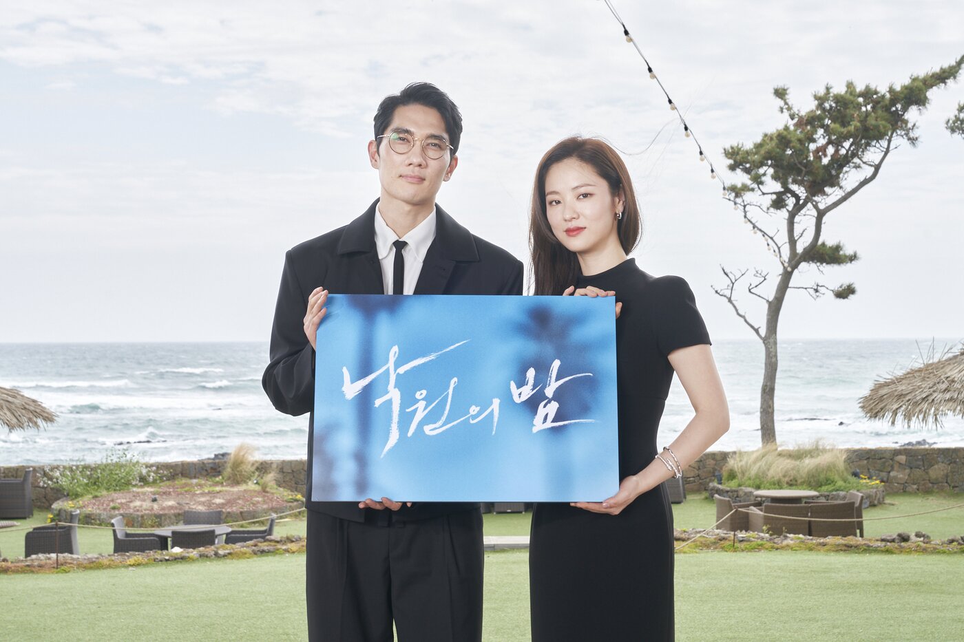 본문 이미지 - 엄태구(왼쪽) 전여빈/넷플릭스 제공 ⓒ 뉴스1