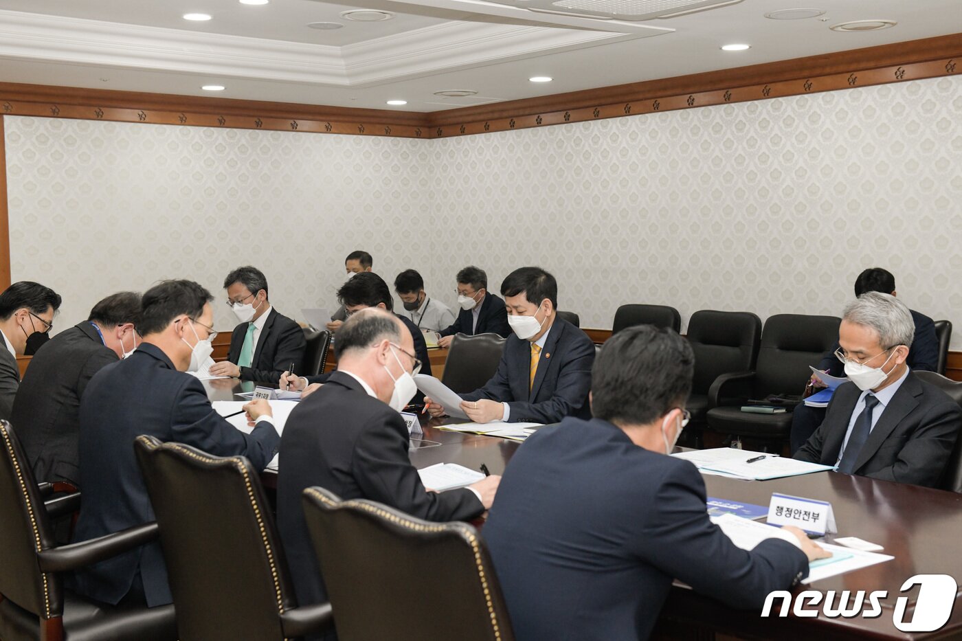 본문 이미지 - 지난 4월2일 광주 군공항 이전 문제 해결을 위해 국무조정실과 국방·국토·기재·행안부 등 관계 부처와 광주광역시, 전라남도가 참석한 범정부 협의체 첫 회의가 진행되고 있다.(국무총리실 제공) 2021.4.2/뉴스1 ⓒ News1