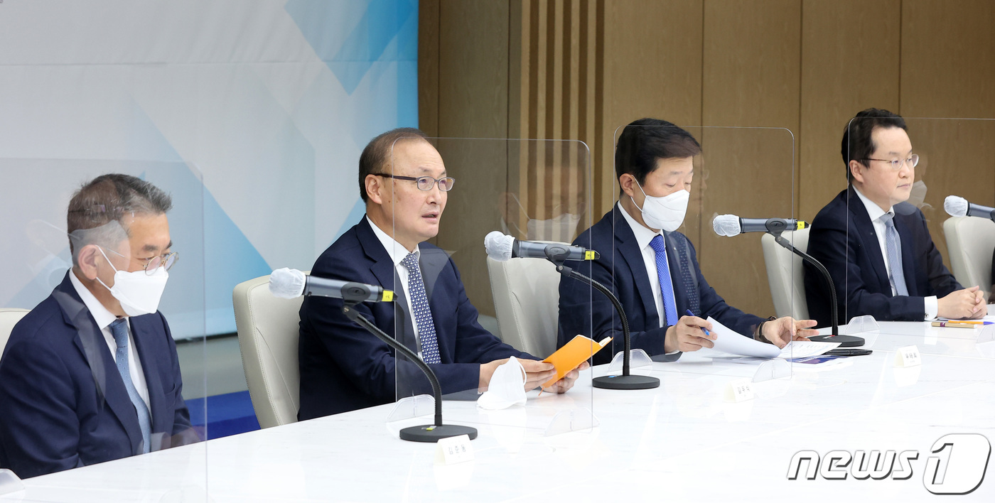 (서울=뉴스1) 조태형 기자 = 김두식 법무법인 세종 대표변호사가 20일 오후 서울 중구 대한상공회의소에서 열린 제2차 대한상의 ESG경영 포럼에서 인사말을 하고 있다.대한상의 E …